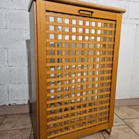 Copricalorifero in legno di faggio.