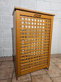 Copricalorifero in legno di faggio.