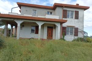 Villa- casa singola di 350 mq con garage, 3 piani