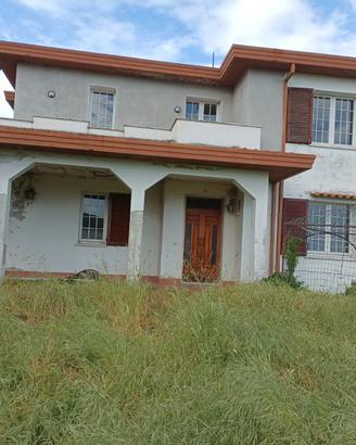 Villa- casa singola di 350 mq con garage, 3 piani