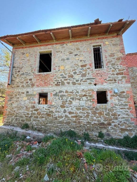 Rustico / Casale di 250 m² con più di 5 locali a B - Altro