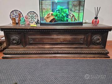 Cassapanca in legno intagliata