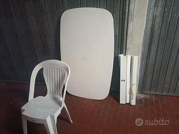 Tavolo di plastica da esterno più 8 sedie 
