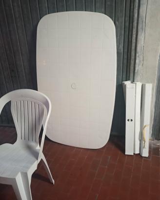Tavolo di plastica da esterno più 8 sedie 
