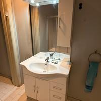 Mobile bagno bianco con lavello e mobili