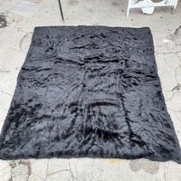 Tappeto nero. Imitazione pelliccia. 160x180cn
