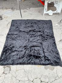 Tappeto nero. Imitazione pelliccia. 160x180cn
