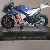 Modellino YAMAHA YZR-M1 2008 di Valentino Rossi