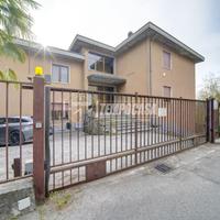 AMPIO TRILOCALE DI 100 MQ CON DOPPI SERVIZI, BALCO