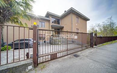 AMPIO TRILOCALE DI 100 MQ CON DOPPI SERVIZI, BALCO