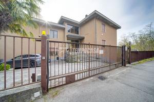 AMPIO TRILOCALE DI 100 MQ CON DOPPI SERVIZI, BALCO