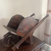 Carriola decorativa in legno.