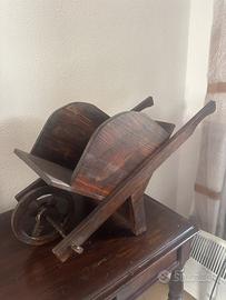 Carriola decorativa in legno.