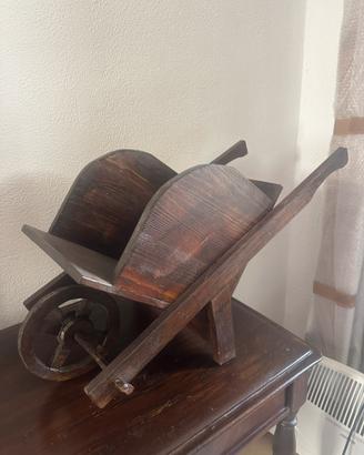 Carriola decorativa in legno.