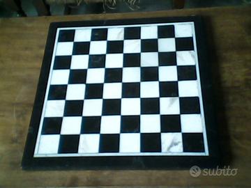 scacchiera, scacchi e tavolino in marmo pregiato