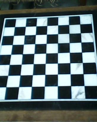 scacchiera, scacchi e tavolino in marmo pregiato