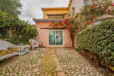 VILLA A SCHIERA CENTRALE A SAN TEODORO