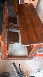 scrivania antica in legno con 2 sedie annesse. 