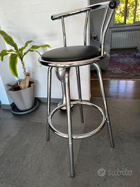 Coppia di sgabelli in metallo e finta pelle nera 