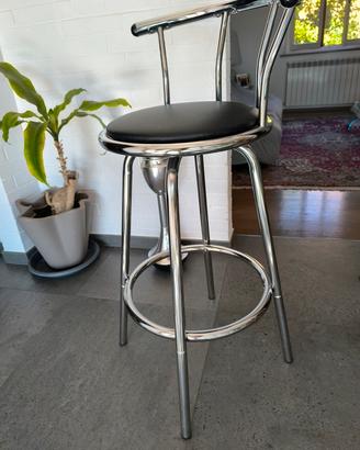 Coppia di sgabelli in metallo e finta pelle nera 