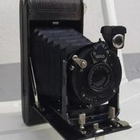 Fotocamera storica a soffietto del 1928 con borsa