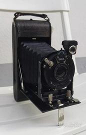 Fotocamera storica a soffietto del 1928 con borsa