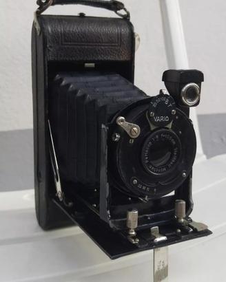 Fotocamera storica a soffietto del 1928 con borsa