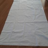 Lenzuolino ricamato a mano con pizzo