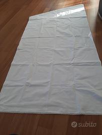 Lenzuolino ricamato a mano con pizzo