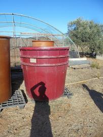 4 Serbatoi da 1000 litri di cui 3 rossi e uno bian