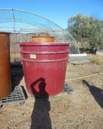 4 Serbatoi da 1000 litri di cui 3 rossi e uno bian