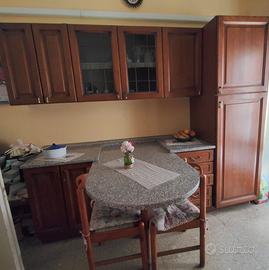 cucina in legno con pianale in formica