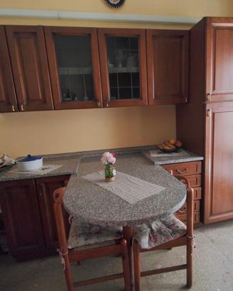 cucina in legno con pianale in formica