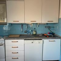Cucina con elettrodomestici