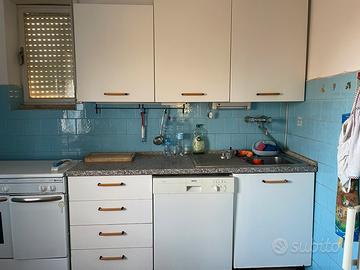 Cucina con elettrodomestici