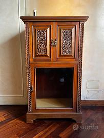 Mobiletto liquori in legno intagliato con vetrina