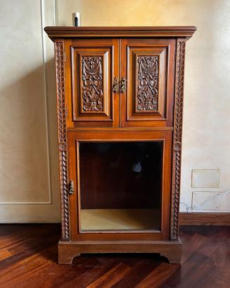 Mobiletto liquori in legno intagliato con vetrina