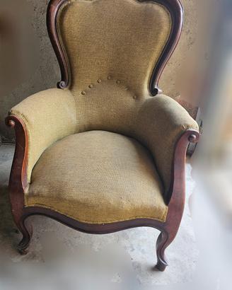 Poltrona d'epoca in noce e tessuto. 