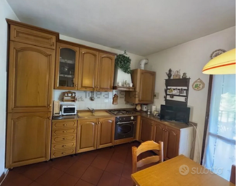 Cucina completa in legno massello –  €. 2.000,00