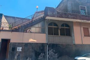 Villa con 2 appartamenti + garage e spazio esterno