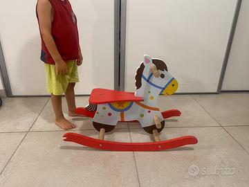 Cavallo a dondolo in legno
