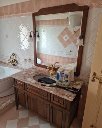 mobile bagno in legno con specchiera
