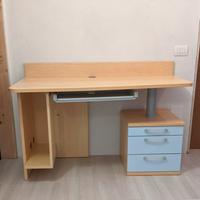 Scrivania con sedia, dimensioni generose.