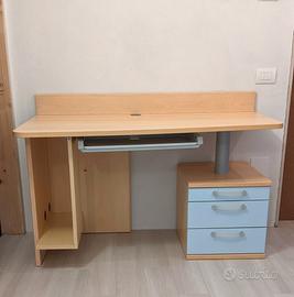 Scrivania con sedia, dimensioni generose.