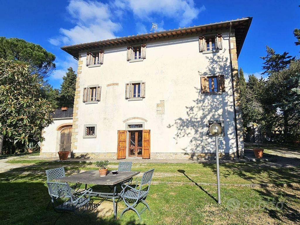 Rustico / Casale di 450 m² con 5 locali e box auto - Vista 2