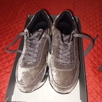 scarpe da donna in camoscio con i lacci