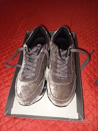 scarpe da donna in camoscio con i lacci