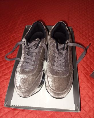 scarpe da donna in camoscio con i lacci