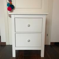 Due comodini bianchi con interno a righe
