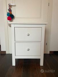 Due comodini bianchi con interno a righe